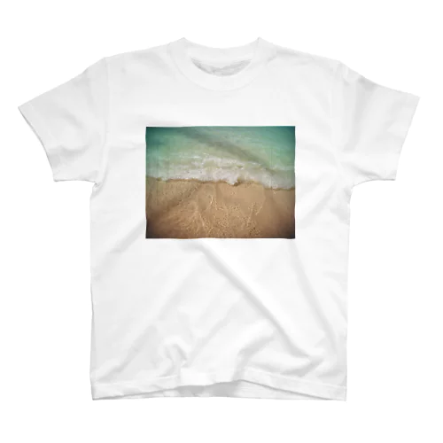 波と砂浜。 スタンダードTシャツ