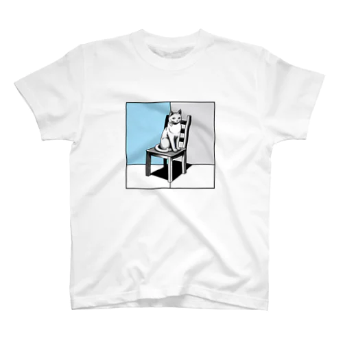 cat on the chair Regular Fit T-Shirt