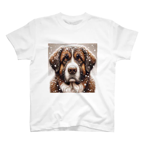 雪の中しかめっ面の犬さん Regular Fit T-Shirt