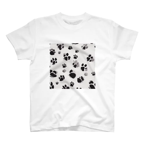 猫　肉球　かわいい Regular Fit T-Shirt