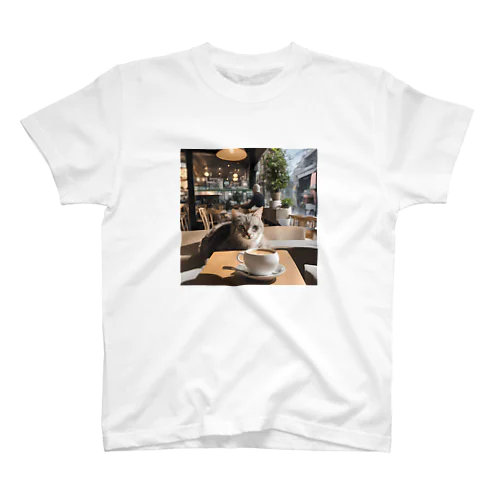 カフェでただずむねこ Regular Fit T-Shirt