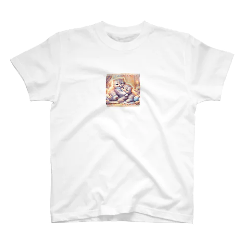 仲良く遊ぶ兄弟の猫 Regular Fit T-Shirt