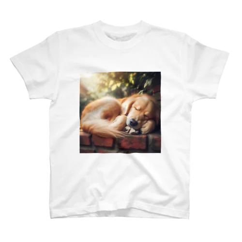 犬がぐっすり眠っている姿、超キュート！🐶💤 Regular Fit T-Shirt