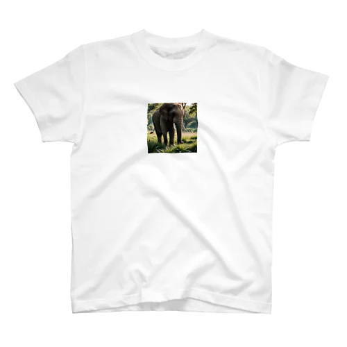 草を食べている象 Regular Fit T-Shirt