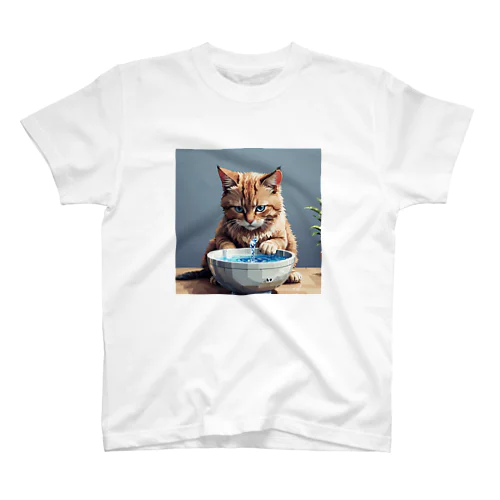 水を飲んでいる猫 スタンダードTシャツ