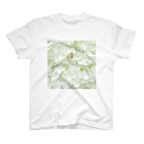 紫陽花とハチ_グリーン Regular Fit T-Shirt