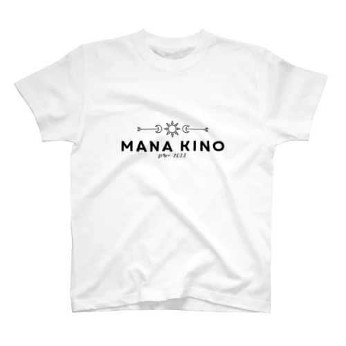 MANA KINO ロゴ｜MANA KINO Regular Fit T-Shirt