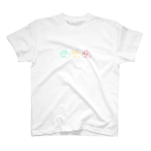 肩幅の広いねこ3匹 Regular Fit T-Shirt