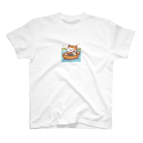 子猫が船で美味しいお魚食べたよ スタンダードTシャツ