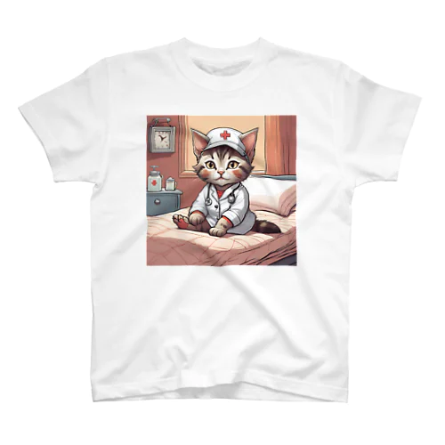 看護師気分の子猫1 Regular Fit T-Shirt
