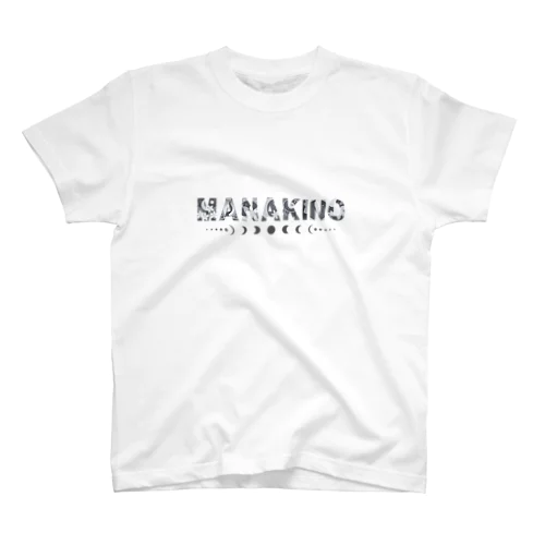 MANA KINO ロゴモノトーン｜MANA KINO Regular Fit T-Shirt