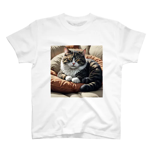 ソファのクッションの上で眠る猫 Regular Fit T-Shirt