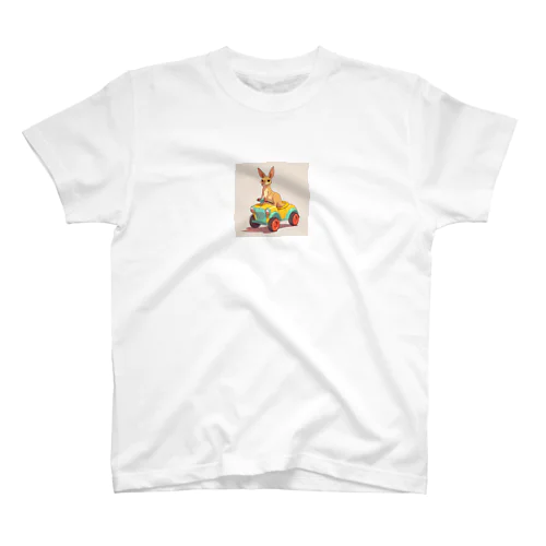 おもちゃの車に乗ったかわいいカンガルー Regular Fit T-Shirt