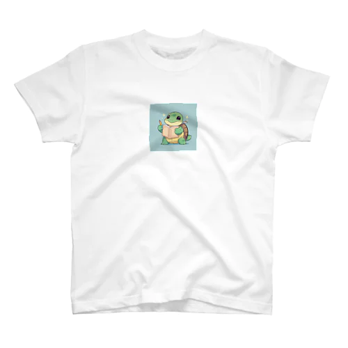 おもちゃの本を持ったかわいいカメ Regular Fit T-Shirt