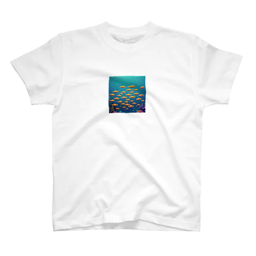 海中を泳ぐ魚のひれ Regular Fit T-Shirt