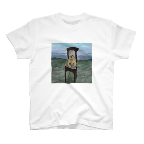 椅子に座るマーモット（朝） Regular Fit T-Shirt
