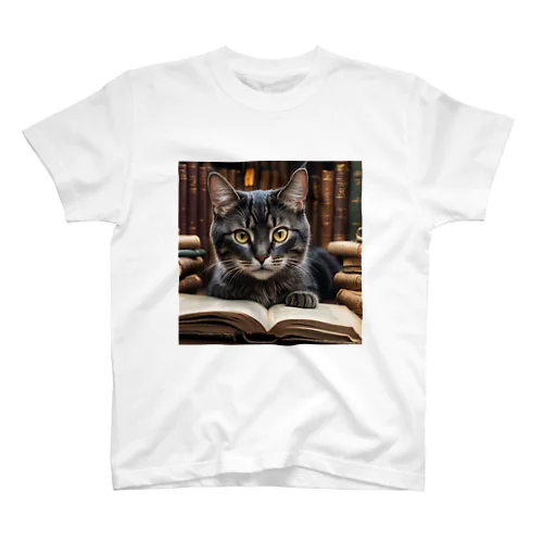 本を読む猫 Regular Fit T-Shirt