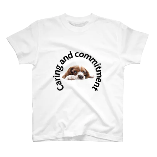 犬思いやりと献身 Regular Fit T-Shirt