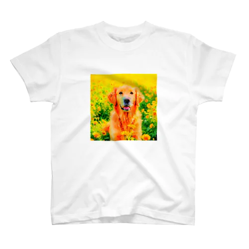 水彩画の犬 花畑のゴールデンレトリバーのイラスト Regular Fit T-Shirt