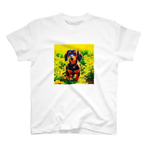 水彩画の犬 花畑のダックスフンドのイラスト Regular Fit T-Shirt