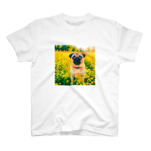 水彩画の犬 花畑のパグのイラスト Regular Fit T-Shirt