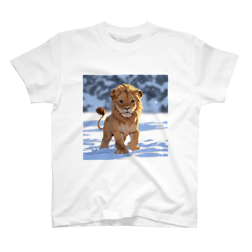 雪の中で遊ぶかわいいライオン スタンダードTシャツ