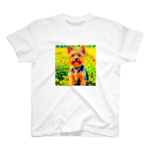 水彩画の犬 花畑のヨークシャーテリアのイラスト Regular Fit T-Shirt