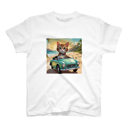 浜辺をドライブする子猫 スタンダードTシャツ