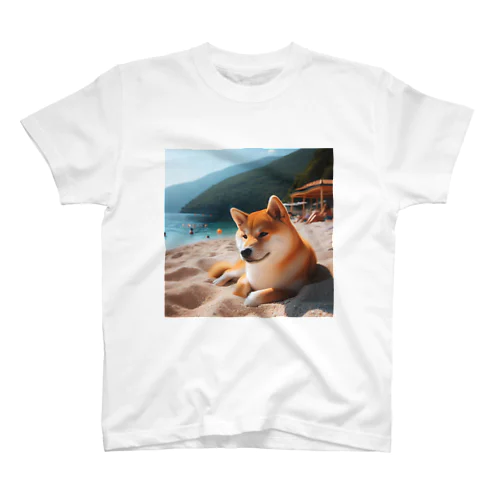 海でまったりしている柴犬さん Regular Fit T-Shirt