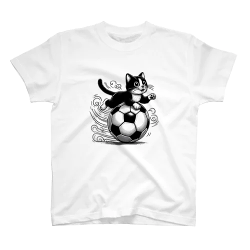 猫とサッカーボール白黒 Regular Fit T-Shirt