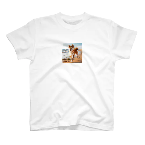 海辺を散歩する幸せな柴犬 Regular Fit T-Shirt