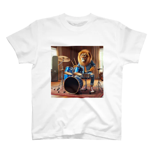 音楽スタジオでドラムを華麗にたたくライオン③ Regular Fit T-Shirt