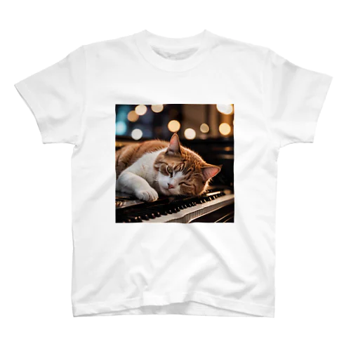 ピアノの上で眠っている猫 スタンダードTシャツ