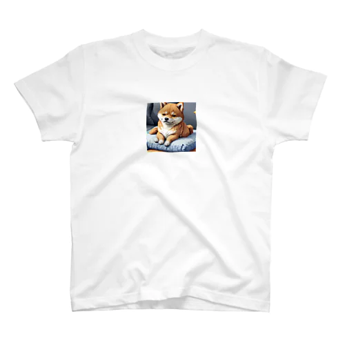 クッションの上でくつろぐ柴犬 Regular Fit T-Shirt