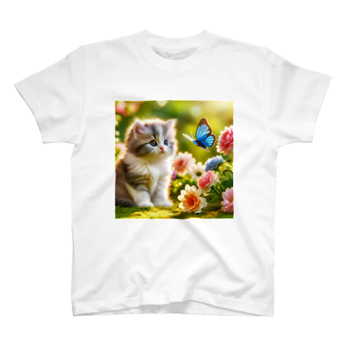 かわいい子猫と蝶々が仲良く遊んでいる様子✨ Regular Fit T-Shirt