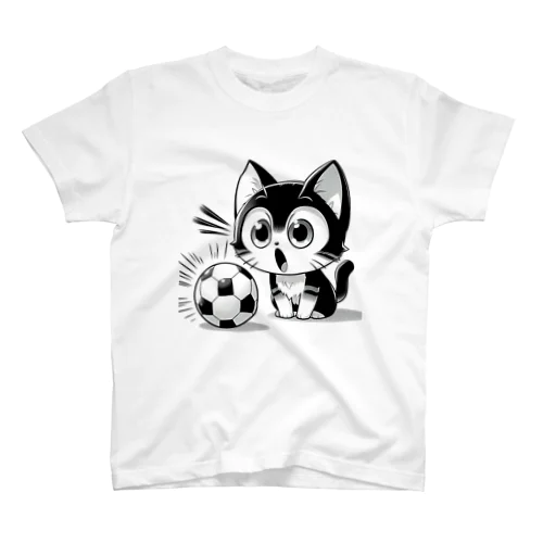 サッカーボールに驚いてる猫 Regular Fit T-Shirt