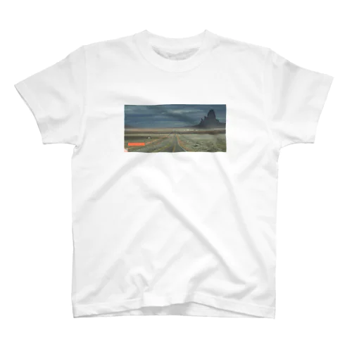 寂寞とした道路の風景(横長) Regular Fit T-Shirt