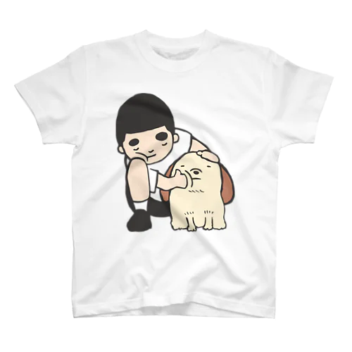 少年にほっぺをおされる犬と犬のほっぺをおす少年 Regular Fit T-Shirt