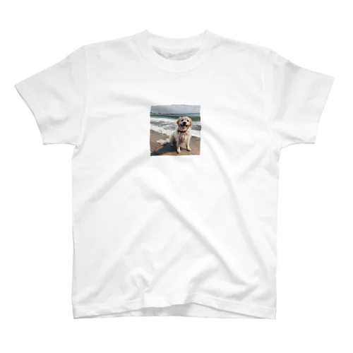 海辺でくつろぐ犬のグッズ Regular Fit T-Shirt