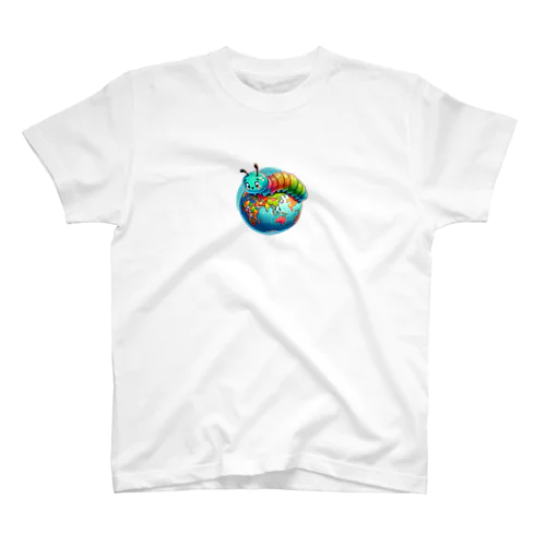 地球儀に乗ってる可愛い芋虫キャラクターです Regular Fit T-Shirt