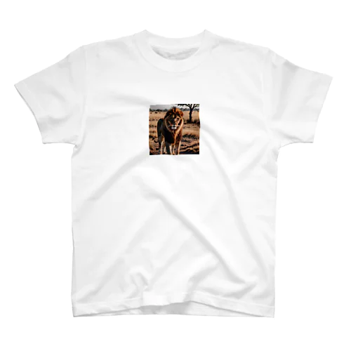 サバンナのライオン Regular Fit T-Shirt