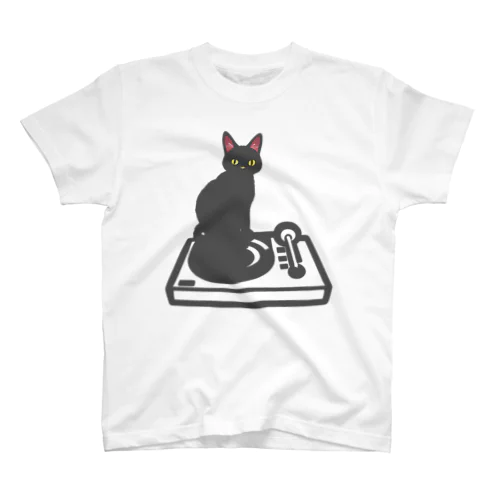 ターンテーブルに乗る黒猫 Regular Fit T-Shirt