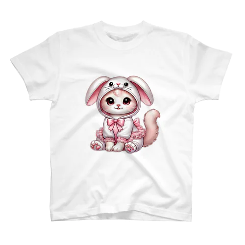 ふわふわバニーコスチュームのかわいい子猫 Regular Fit T-Shirt