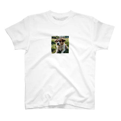 草むらで斜めを見つめる犬 dog looking for the anywhere Regular Fit T-Shirt