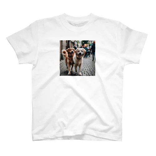 2匹のかわいい犬が、仲良く一緒に写真を撮っています。 スタンダードTシャツ