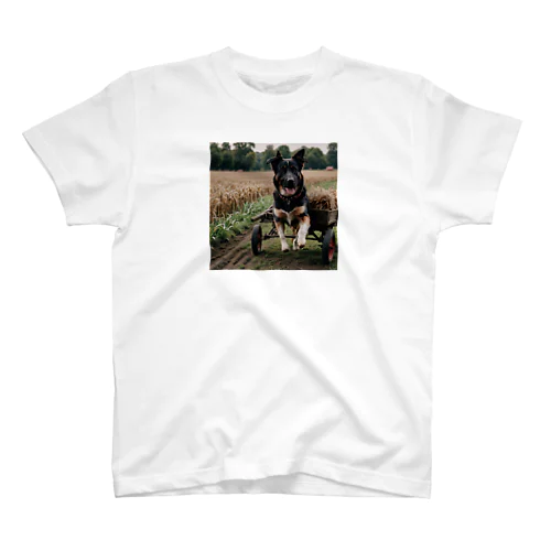このキュートな写真では、リヤカーを引っ張る愛らしい犬が登場♪  スタンダードTシャツ