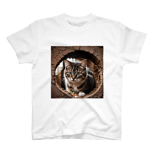 穴から覗く猫 Regular Fit T-Shirt