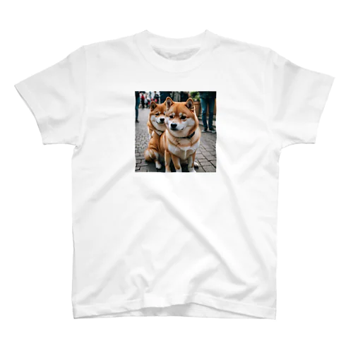 2匹のかわいい柴犬が仲良く並んで写っています。 スタンダードTシャツ