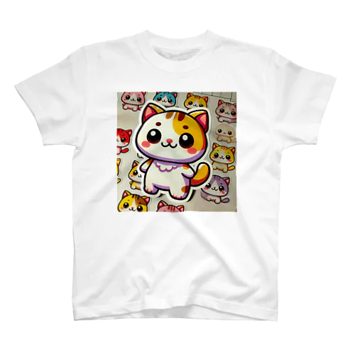 みんな大好きな「猫」がかわいいカラフルな背景に映えています🐱🌈  Regular Fit T-Shirt