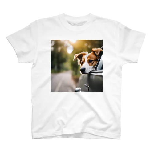 車に乗っている犬の顔 Regular Fit T-Shirt